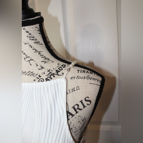 Commense
Medium
Bodycon Pearl Strap - Picture 2 of 4